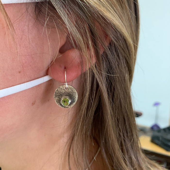 Student's tube-set earrings